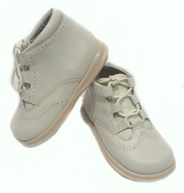 Zapato nio ingles tipo bota de color beig mod 9111 de bambi, en Dedos Moda Infantil, boutique infantil online. Tienda bebés online, marcas de moda infantil made in Spain