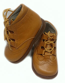 Zapato nio ingles tipo bota de color miel mod 9111 de bambi, en Dedos Moda Infantil, boutique infantil online. Tienda bebés online, marcas de moda infantil made in Spain