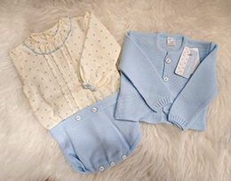 Pelele estrellas celeste y chaqueta Mac ilusion, en Dedos Moda Infantil, boutique infantil online. Tienda bebés online, marcas de moda infantil made in Spain